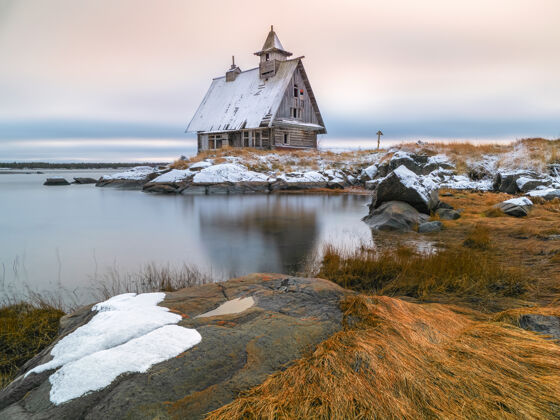 孤独为拍摄电影而建造的木制小教堂电影下雪冬季风景与真实的电影房子在俄罗斯拉博乔斯托罗夫斯克村岸边教田野极地