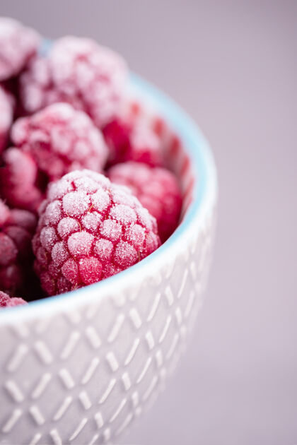 冷冻冻树莓在灰色的碗里生有机特写