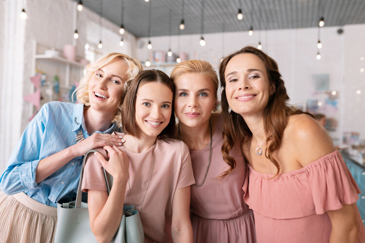 生活浅粉色的衣服四个迷人的女人穿着浅粉色的衣服感觉简直太棒了呼吁腰部向上穿着