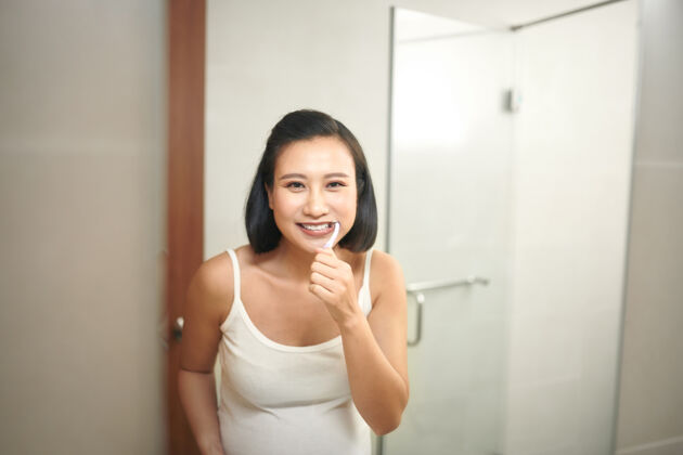 牙齿年轻孕妇在浴室刷牙的画像可爱韩国人手