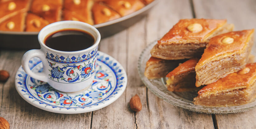 斋月一杯土耳其咖啡和baklava土耳其菜午餐蛋糕