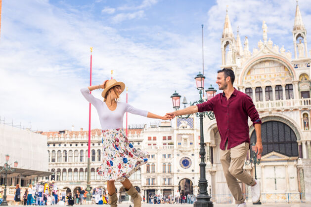 一起年轻夫妇在威尼斯游玩-游客在意大利旅游和观光威尼斯最相关的地标-关于生活方式 旅游 旅游的概念观光人旅游