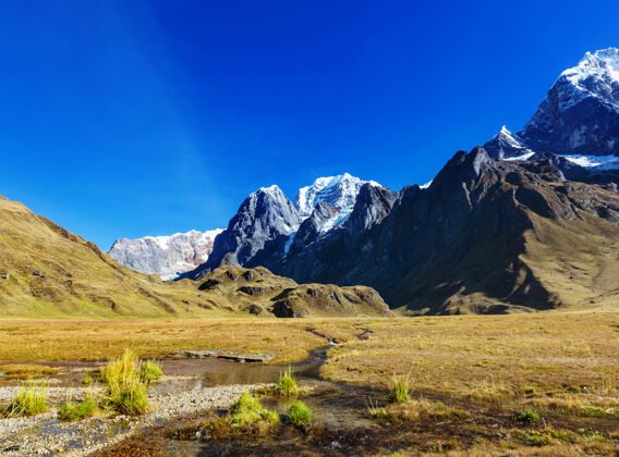 白色美丽的山脉风景在科迪勒拉华亚什 秘鲁 南美洲自然岩石蓝色