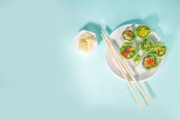 东方菜地中海 北欧和酮饮食概念寿司没有米饭 饮食食品与海鲜 蔬菜饮食春天春卷