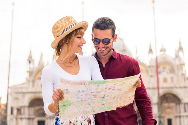 一起年轻夫妇在威尼斯游玩-游客在意大利旅游和观光威尼斯最相关的地标-关于生活方式 旅游 旅游的概念年轻情侣人