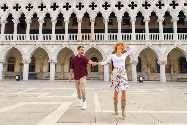 旅游年轻夫妇在威尼斯游玩-游客在意大利旅游和观光威尼斯最相关的地标-关于生活方式 旅游 旅游的概念人男人圣