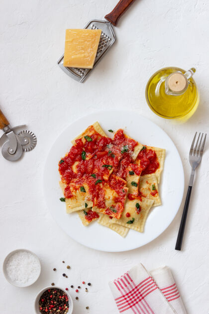 烹饪馄饨配番茄酱 菠菜和帕尔玛干酪健康饮食素食意大利料理西红柿烹饪意大利