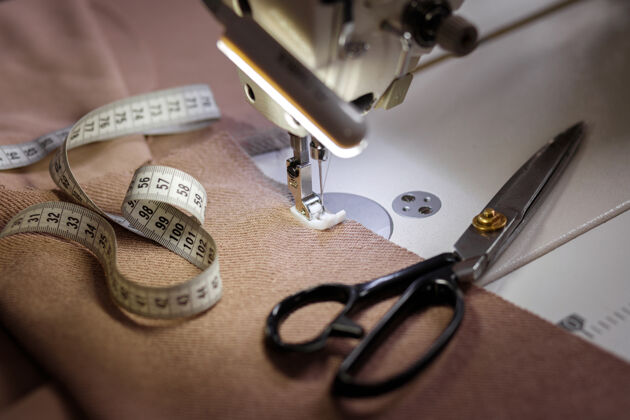 工作剪刀 厘米和缝纫机放在桌子上室内制造缝纫