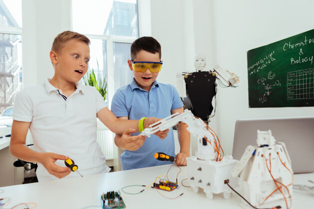 知识年轻的天才好奇聪明的学生在上科学课的时候在做一个项目学校机械童年