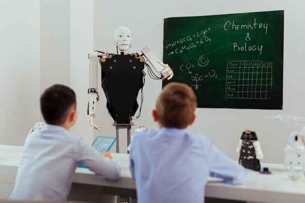 知识进步教育智能自动驾驶机器人站在黑板边上课学校发展孩子