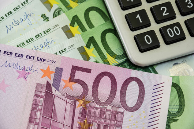 计算器欧元纸币和计算器特写商业价格成本