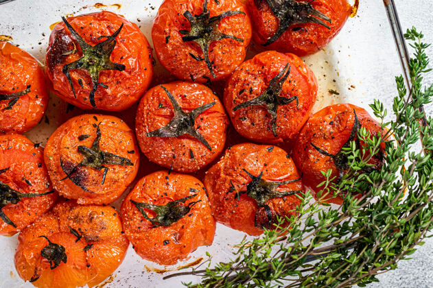 托盘烤番茄配橄榄油和百里香健康草药自制