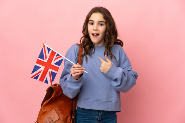 小小女孩举着英国国旗 脸上露出惊讶的表情女性国旗积极
