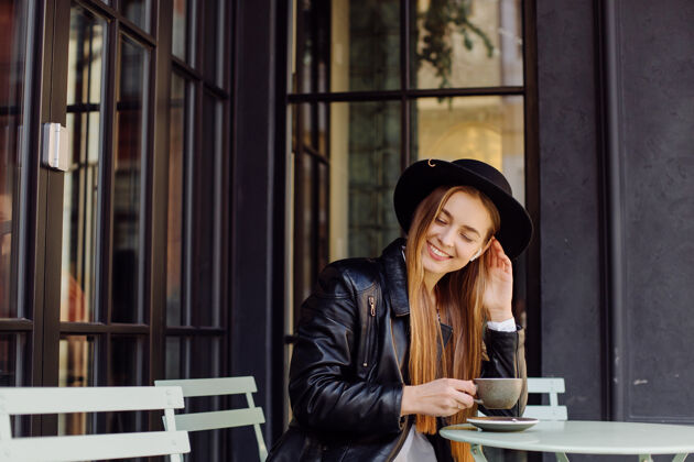 女士在咖啡馆喝咖啡的漂亮女孩坐着咖啡馆咖啡