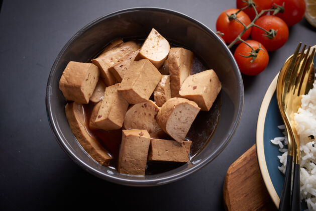 烹饪健康的有机豆腐和饭碗午餐营养豆腐