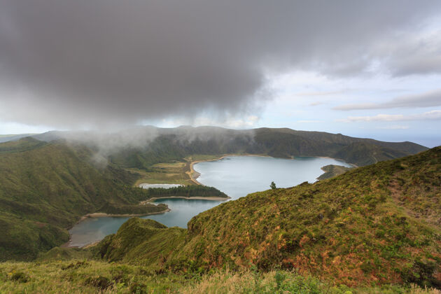 山从米拉杜罗达巴罗萨的观点迷人的蓝色火山口湖拉戈阿多福戈湖泊火山口绿色