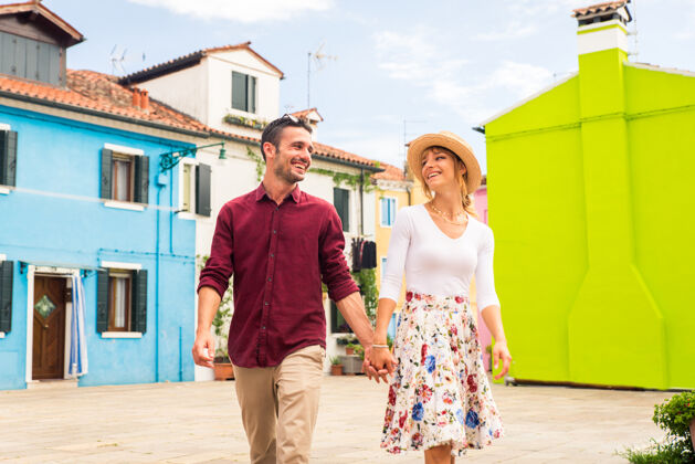 地标年轻夫妇在威尼斯游玩-游客在意大利旅游和观光威尼斯最相关的地标-关于生活方式 旅游 旅游的概念目的地威尼斯美丽