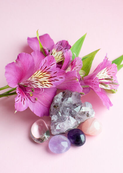 选择心形的紫水晶 水晶 玫瑰石英和粉色表面的铝榴花治疗原矿物钻石