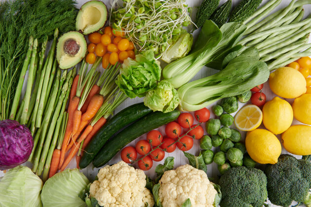 营养食物摄影不同的水果和蔬菜在白色的木制桌面上沙拉绿色混合