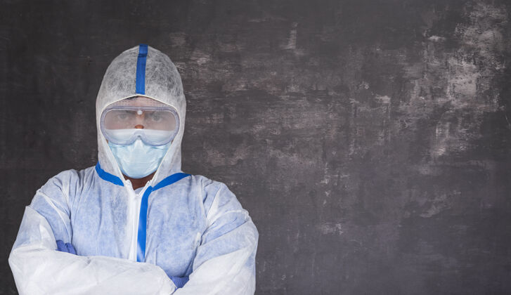 预防戴着口罩和乳胶手套的男人清洁科学家防护服