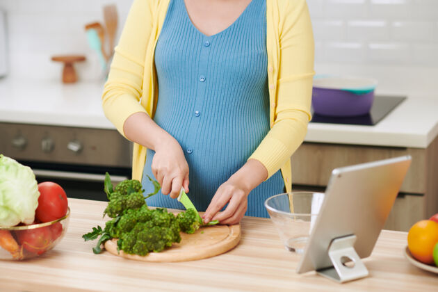 韩国孕妇切花椰菜做新鲜蔬菜沙拉 为未来母亲提供健康营养女人新鲜美丽