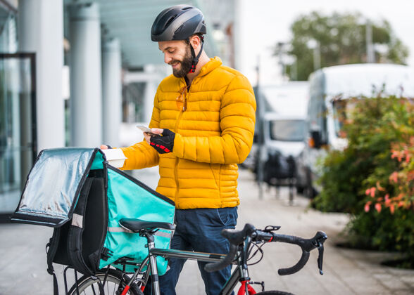 温暖送菜服务 骑手用自行车送菜给客户-关于交通 送菜和技术的概念应用程序城市餐馆