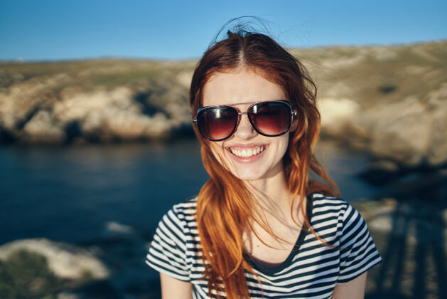优雅快乐的女人微笑在自然景观上人微笑海岸