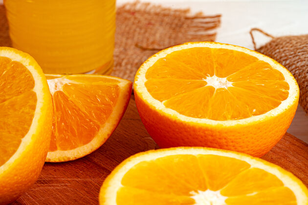切片一杯橙汁和切好的橙子放在桌上多汁食物健康