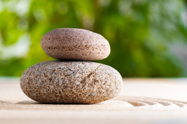 抽象日本的禅宗花园 用耙沙石砌成精神岩石放松