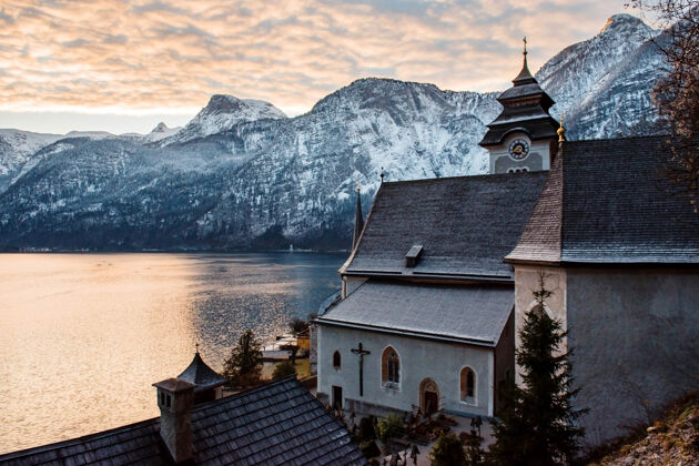 倒影哈尔斯塔特老教堂俯瞰图 背景是高高的积雪阿尔卑斯山 令人惊叹房子村庄奥地利