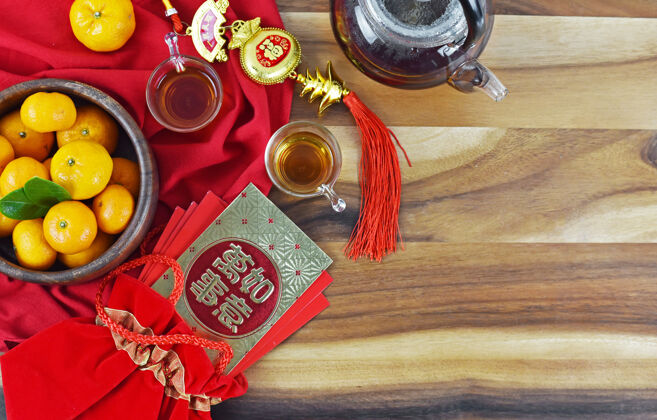 壶农历新年配饰和食物的俯视图快乐装饰品包