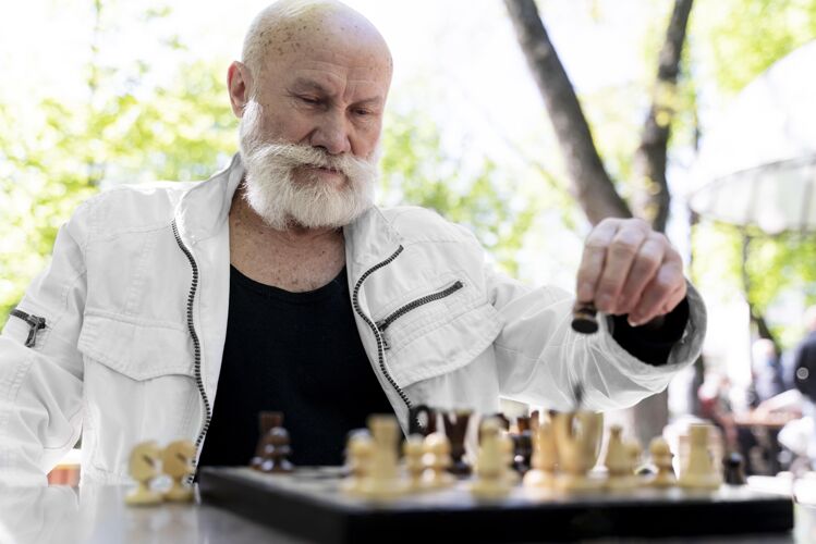 老年人中锋在外面下棋户外游戏老年人