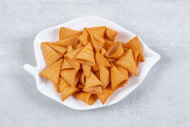 美味美味的三角片放在叶子形状的盘子上薯条脆食物