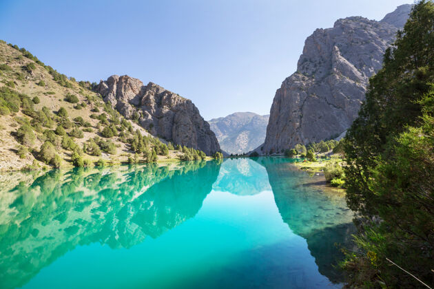 宁静美丽宁静的湖泊在芬斯山脉（帕米尔的分支）在塔吉克斯坦地毯湖泊淡水