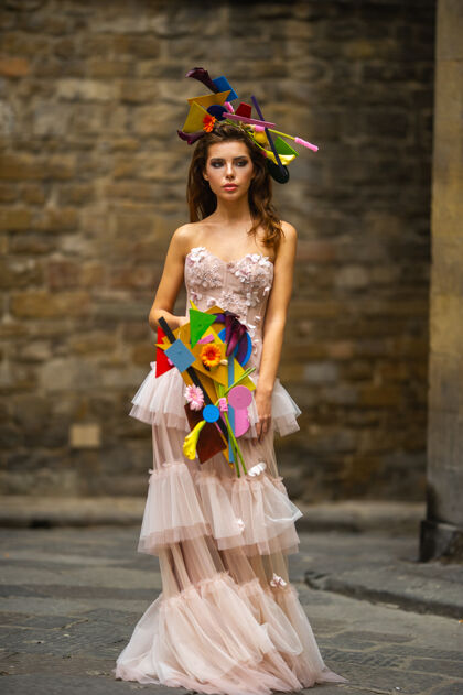 婚纱在意大利佛罗伦萨的戈罗瓦 一位穿着粉色婚纱 带着不寻常花束和装饰的新娘快乐佛罗伦萨风景