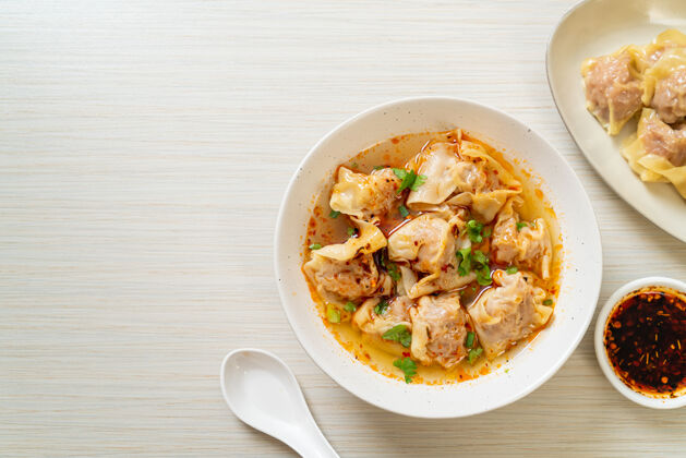 赢家猪肉馄饨汤或猪肉饺子汤配烤辣椒-亚洲风味蔬菜午餐一餐