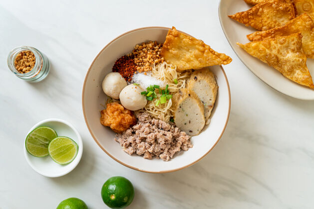 传统鱼丸虾球麻辣蛋面-亚洲风味肉末泰国菜餐