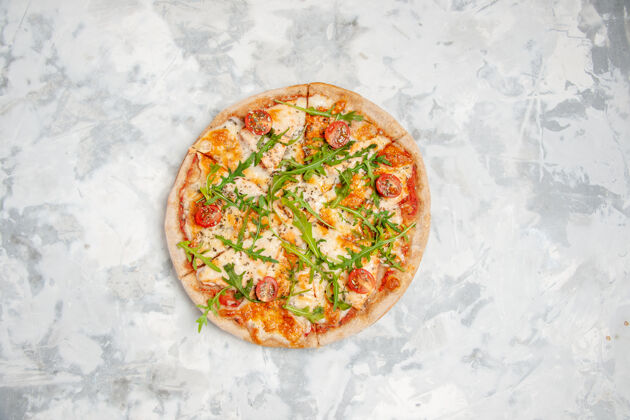 可口上图：美味的披萨和西红柿绿色的染色白色表面与自由空间奶酪午餐胡椒粉
