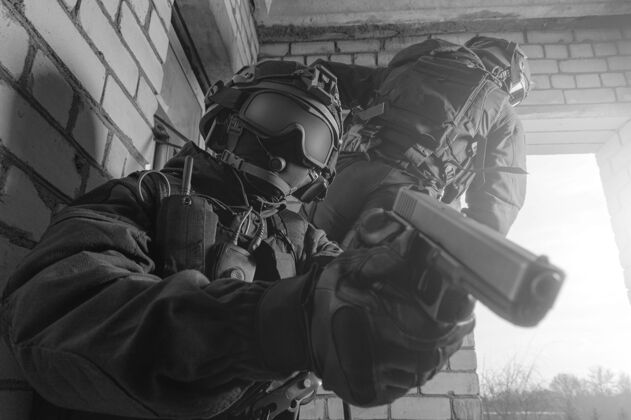 军队一群特种部队战士冲进大楼 穿过了大楼窗口培训特警队的会议士兵间谍头盔