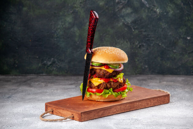 自制自制美味的三明治和叉子放在模糊不清的木砧板上壁炉摇椅文化