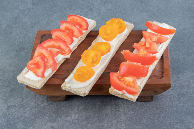 零食在木板上用西红柿烤脆面包谷类素食饮食