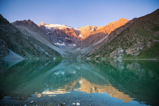 美丽美丽宁静的湖泊在芬斯山脉（帕米尔的分支）在塔吉克斯坦山景公园地毯