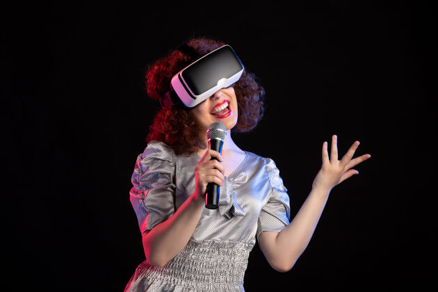 音乐家年轻女性戴着带麦克风的虚拟现实耳机音乐游戏技术视频服装科技喜剧演员
