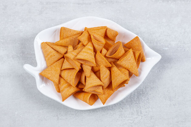 美味美味的三角片放在叶子形状的盘子上薯条脆食物