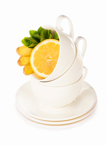 草药创意布局由一杯薄荷茶 柠檬 生姜做成的白色背景.top查看抗氧化剂薄荷茶