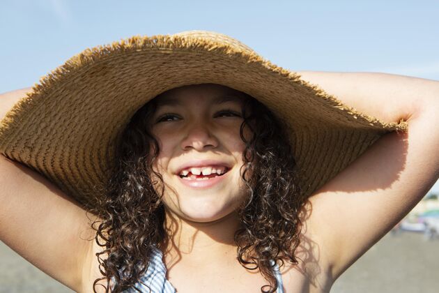 特写特写戴帽子的女孩生活方式海滩夏天