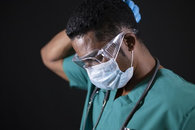 保险戴着护目镜和面罩接近医生药物健康专业人士健康