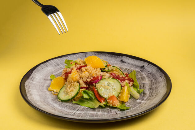 一餐新鲜的沙拉和蔬菜混合在一个盘子上顶视图的文字空间食物肉洋葱
