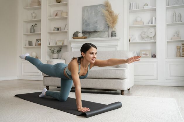 在家锻炼在家健身的女人运动生活方式运动