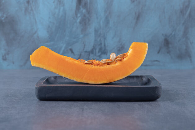 营养美味的南瓜块在木板上 在大理石表面生的好吃自然